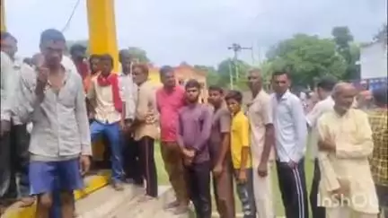 लखीमपुर: रंगीला नगर में सहकारी समिति पर किसान लंबी कतारों में लगे, रैक प्वाइंट पर भीग गई खाद से सूख गई उनकी उम्मीदें