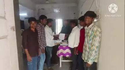 మహబూబాబాద్: దంతాలపల్లిలో అధికఫీజులు వసూలు చేస్తున్న ప్రైవేటు పాఠశాల గుర్తింపు రద్దు చేయాలని,తొర్రూరు ఆర్డీవోకు ప్రజాసంఘాల వినతిపత్రం
