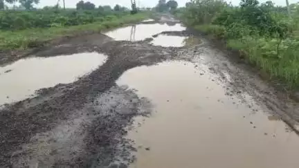 शिरपूर: खर्दे ते महामार्ग पर्यंत रस्त्याची दुरुस्ती करावी अन्यथा संबंधित अधिकाऱ्यांना काळे फसणार-प्रहार संघटना #jansamasya