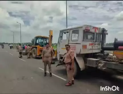 अकबरपुर: टांडा बांदा मार्ग सिझौली के पास सड़क हादसे में महिला की हुई मौत, ट्रेलर पिकअप की टक्कर से दो बाइक टकराईं, तीन लोग घायल
