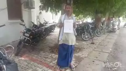 धौरहरा: नौबस्ता गांव के दबंगों ने पीड़ित के खेत की मेड तोड़कर गन्ने की फसल को किया नष्ट, पीड़ित ने पुलिस से की शिकायत