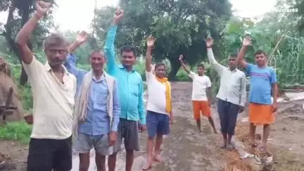 दियोराजपुर में जलभराव को लेकर ग्रामीणों ने प्रधान सचिव के विरुद्ध किया प्रदर्शन लगाया मनमानी करने का आरोप।