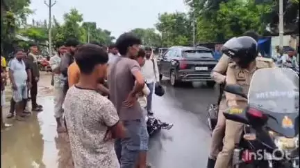 भोगांव: भोगांव क्षेत्र में तेज रफ्तार ट्रक ने बाइक सवार को मारी टक्कर, बाइक सवार गंभीर रूप से घायल