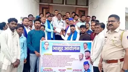 औंढा नागनाथ: तहसील कार्यालय येथे शेतकऱ्यांच्या प्रश्नावर रिपब्लिकन सेनेचे आसूड आंदोलन