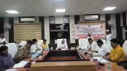 सीतापुर: जनपद में विकास योजनाओं की प्रगति को लेकर प्रभारी मंत्री मयंकेश्वर शरण सिंह ने की समीक्षा बैठक, जारी किए दिशा निर्देश