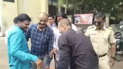 जालना: जालन्यात कामगार कार्यालयासमोर विविध मागण्यांसाठी आत्मदान करण्याचा प्रयत्न..
पोलिसांच्या सतर्कतेने पुढील अनर्थ टळला..