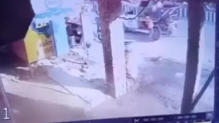 सोरांव: दशमीबाग शिवपुर में नानी की डांट से नाराज होकर घर से निकली दो बहनें लापता, CCTV फुटेज आया सामने