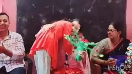 बंजरिया: चिचोरहिया मध्य विद्यालय की शिक्षिका के बिदाई कार्यक्रम में छात्राएं और अभिभावक फूट-फूट कर रोए