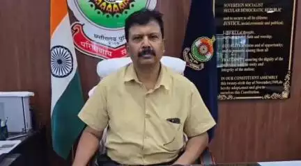 सूरजपुर: सूरजपुर पुलिस की महिला रक्षा टीम को डीआईजी व एसएसपी सूरजपुर ने हरि झण्डी दिखाकर किया रवाना, महिलाओं के लिए निडर वातावरण