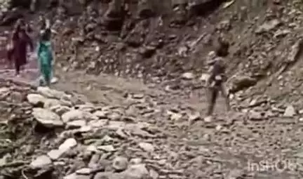 रुद्रप्रयाग: त्रियुगीनारायण मोटर मार्ग पर गाँव के समीप बरसाती नाले से सड़क मार्ग हुआ क्षतिग्रस्त