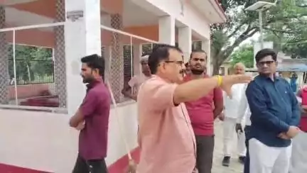 सगड़ी: शिवपुर में बुढ़ऊ बाबा मंदिर पहुंचे ब्लॉक प्रमुख प्रतिनिधि ने सफाई को लेकर जताई नाराजगी, सफाई कर्मियों को लगाई फटकार
