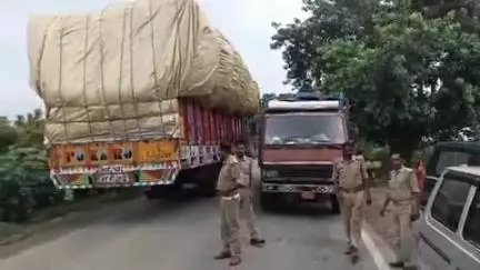 अमृतपुर: डाबरी गांव के पास गुरु पूर्णिमा के अवसर पर रोड पर लगा लंबा जाम, परेशान नजर आए श्रद्धालु