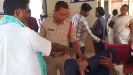 శ్రీకాకుళం: సారవకోట మండలం కిష్టపురం వద్ద ఆగి ఉన్న లారీని ఆటో ఢీకొనడంతో ఐదుగురికి తీవ్ర గాయాలు