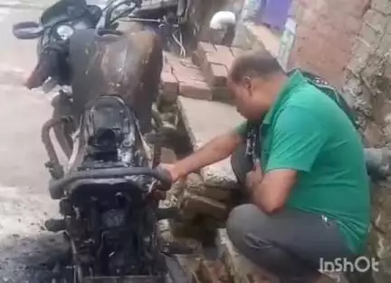 उरई: उरई कोतवाली क्षेत्र के लहरिया पुरवा में अज्ञात कारणों से बाइक में लगी भीषण आग, बाइक जलकर हुई खाक