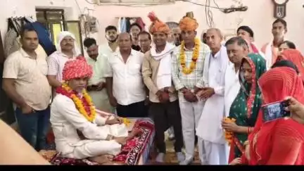लवाण: गुरु पूर्णिमा पर दौसा विधायक दीनदयाल बैरवा ने हिगोटिया गांव स्थित मामनाथ महाराज के आश्रम पहुंचकर लिया गुरु का आशीर्वाद