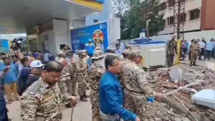 बाबापेट्रोल पंप ते क्रांती चौकापर्यंत महानगरपालिकेचे अतिक्रमण हटाव मोहीम पेट्रोल पंप चालकाची मनपा कर्मचाऱ्यांची बाचाबाची