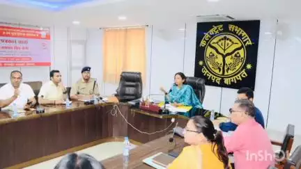 बागपत: बागपत कलेक्ट में डीएम अस्मिता लाल ने स्कूल संचालक व संबंधित अधिकारियों के साथ की बैठक