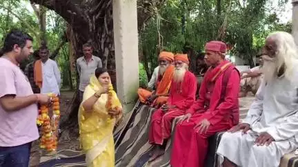 सिमरिया: मरही माता मंदिर में गुरु पूर्णिमा पर संतों का सम्मान, जिला पंचायत अध्यक्ष ने किया सम्मानित