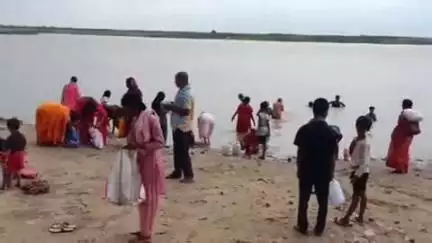 जगदीशपुर: गुरु पूर्णिमा पर भागलपुर सहित ज़िले के गंगा घाटों पर श्रद्धालुओं ने लगाई आस्था की डुबकी