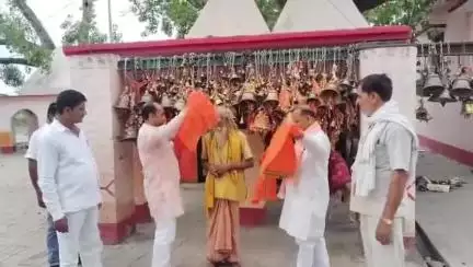 सगड़ी: महराजगंज ब्लॉक प्रमुख प्रतिनिधि पारसनाथ यादव ने गुरु पूर्णिमा पर गुरु से लिया आशीर्वाद, चलाया गया वृहद सफाई अभियान