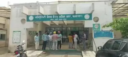 ਬਰਨਾਲਾ: ਮਹਿਲ ਕਲਾਂ ਨਜਦੀਕ ਨਿੱਜੀ ਸਕੂਲ ਦੀ ਬੱਸ ਖੇਤਾਂ ਵਿੱਚ ਪਲਟੀ ਕੰਡਕਟਰ ਦੀ ਹੋਈ ਮੌਤ