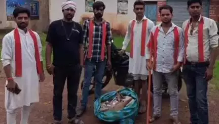 पटेरा: भगवती मानव कल्याण संगठन के सदस्यों ने बिलगांव के पास शराब तस्करी पकड़ी, पुलिस को सौंपा