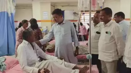 మంథని: ప్రమాదంలో గాయపడ్డ బాధితులను మంథని మాజీ ఎమ్మెల్యే పుట్ట మధుకర్ పరామర్శ