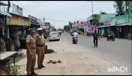 பெரம்பலூர்: குன்னத்தில்  நெடுஞ்சாலைத்துறையை கண்டித்து கடையடைப்பு போராட்டம்
