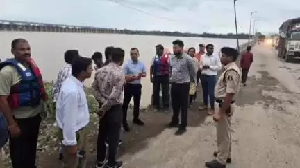 जांजगीर: जिले में बाढ़ से निपटने के लिए कलेक्टर ने संवेदनशील इलाकों का किया निरीक्षण, विभागों को अलर्ट रहने के दिए निर्देश