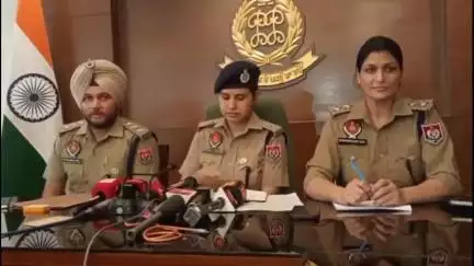 ਐਸਏਐਸ ਨਗਰ ਮੁਹਾਲੀ: ਮੋਹਾਲੀ ਪੁਲਿਸ ਵੱਲੋਂ ਗੈਰ ਕਾਨੂੰਨੀ ਕਾਲ ਸੈਂਟਰ ਦਾ ਕੀਤਾ ਗਿਆ ਪਰਦਾਫਾਸ਼ ਇਸ ਬਾਬਤ ਸੈਕਟਰ 76 ਵਿਖੇ ਕੀਤੀ ਗਈ ਪ੍ਰੈਸ ਕਾਨਫਰੰਸ