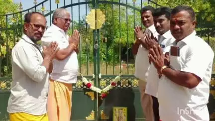 தேனி: விநாயகர் சதுர்த்தி விழா அழைப்பிதழை இ.எ.முயினர் வீரப்ப அய்யனார், பாப்பாத்தி அம்மன் கோவிலில் வைத்து வழிபாடு