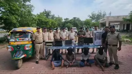 टीकमगढ़: देहात थाना पुलिस ने 3 चोरियों का खुलासा किया, 4 चोरों से 2 लाख से अधिक का सामान ज़ब्त