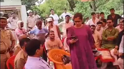 बिसवां: काशीपुर गांव में मंदिर और आबादी के पास से शराब की दुकान हटाने की मांग को लेकर ग्रामीणों ने सड़क जाम कर किया धरना