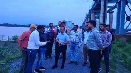 नवागढ़: कलेक्टर ने शिवरीनारायण बैराज और शिवरीनारायण-गिधौरी पुल का किया अवलोकन, क्विक रिस्पॉन्स और अलर्ट रहने के दिए निर्देश