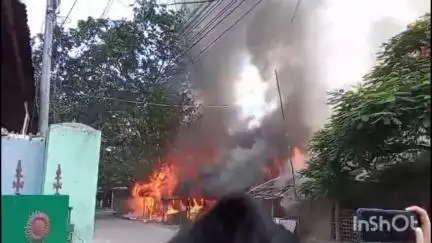 টেঙাখাত: ভয়ংকৰ অগ্নিকাণ্ডই  আতংক সৃষ্টি কৰিলে দুলীয়াজানত, শুকুটা চাৰিআলিৰ অগ্নিকাণ্ডৰ ঘটনা বুজ ল'লে বিধায়ক তেৰছ গোৱলাই