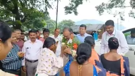 ରାୟଗଡା: ମୁନିଗୁଡ଼ା ବ୍ଲକର ମୁନିଖୋଲ ପଞ୍ଚାୟତ କୁ ଗ୍ରସ୍ତ କଲେ କେନ୍ଦ୍ରୀୟ ଟିମ,ସାଧାରଣ ବଣ୍ଟନ ହିତାଧିକାରୀ ଙ୍କ ମିଶିବା ସହ ମଣ୍ଡିକୁ କଲେ ପରିଦର୍ଶନ