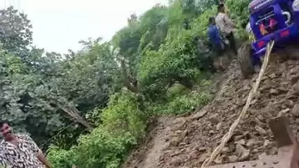हमारे गांव का रास्ता ऐसा हो रहा है कि ट्रैक्टर फस जा रहे है ना तो कोई सरपंच सुन रहा है और ना कोई मंत्री और ना कोई विधायक