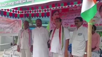 రాజమండ్రి సిటీ: గోదావరి గట్టు విద్యుత్ శాఖ ఎస్ ఈ కార్యాలయం ఎదుట కాంగ్రెస్ పార్టీ నిరవధిక నిరాహార దీక్షలు