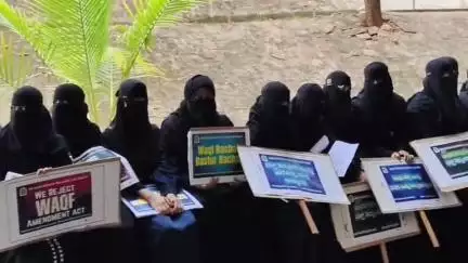 ಹುನಗುಂದ: ವಕ್ಫ ತಿದ್ದುಪಡಿ ಮಸೂದೆ ವಿರೋಧಿಸಿ ನಗರದಲ್ಲಿ ಗರ್ಲ್ಸ್ ಇಸ್ಲಾಂಮಿಕ್ ಆರ್ಗನೈಜೇಷನ್ ವತಿಯಿಂದ ಪ್ರತಿಭಟನೆ