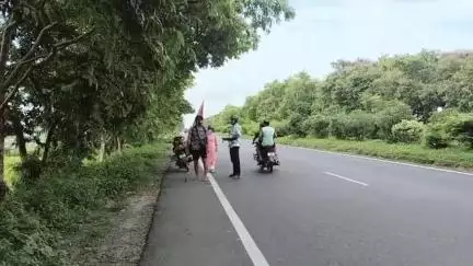 গোয়ালপোখর ২: নেশা মুক্ত ভারতের বার্তা নিয়ে পায়ে হেঁটে আসাম থেকে ভারত ভ্রমনে বেরিয়েছে এক যুবক পৌঁছালো কানকি তে