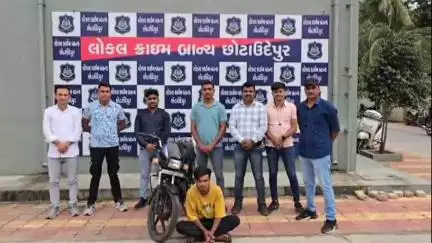 છોટાઉદેપુર: પોકેટકોપ મોબાઇલથ ચોરાયેલ મોટર સાયકલ સાથે એક ઇસમને એલસીબીએ ડોન બોસ્કો સ્કૂલ પાસેથી ઝડપી પાડ્યો.