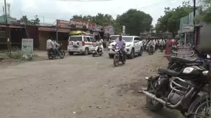 परांडा: मुख्याधिकारी विरोधात शहरात कडकडीत बंद, कारवाईच्या मागणीसाठी भव्य मोटारसायकल रॅली!