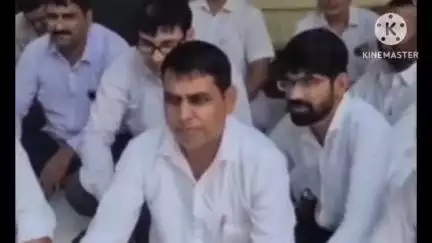 महेंद्रगढ़: कनीना बार एसोसिएशन के वकीलों का धरना तीसरे दिन भी जारी, वकील और मुंशी के साथ मारपीट के आरोपियों की गिरफ्तारी की मांग