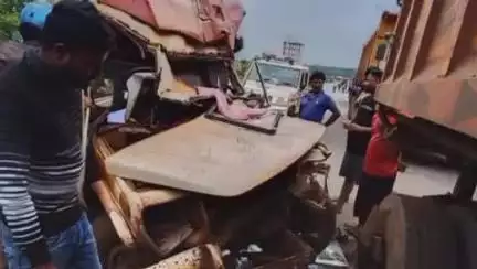 ଚମ୍ପୁଆ: ନାରଦପୁର ନିକଟରେ ହାଇୱା ପଛରେ ପିଟିଲା ଓମଫେଡ ପିକଅପ୍ ଭ୍ୟାନ, ଚାଳକ ଗୁରୁତର