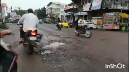 धामणगाव रेल्वे: शास्त्री चौक ते सेफला महाविद्यालयापर्यंत रस्त्यावर पडले खड्डे; नागरिकांचे हाल #Jansamasya