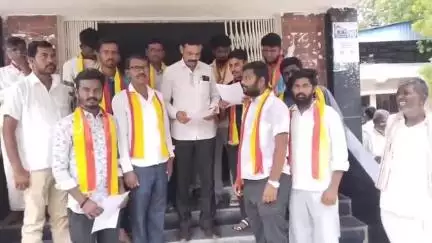 ಮಾನ್ವಿ: ದ್ವಿಭಾಷಾ ಶಿಕ್ಷಣ ನೀತಿ ಜಾರಿಗೆ ಒತ್ತಾಯಿಸಿ ತಹಶೀಲ್ದಾರ್ ಕಚೇರಿ ಮುಂದೆ ಕರವೇ ಪ್ರತಿಭಟನೆ