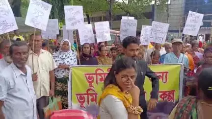 কৃষ্ণনগর ১: ভূমি ও গৃহদানের দাবিতে কৃষ্ণনগরে জেলাশাসককে ডেপুটেশন দিল ভূমিহীনরা