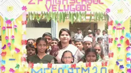 వెలుగోడు జడ్పీ హైస్కూల్‌లో మెగా పెరెంట్స్‌ టీచర్స్‌ మీటింగ్‌లో పాల్గొన్న కలెక్టర్, అనంతరం విద్యార్థులతో ఫోటోలు దిగిన కలెక్టర్‌