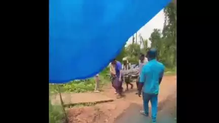 മാനന്തവാടി: പനമരം നെല്ലിയമ്പത്ത് പിക്കപ്പ് ജീപ്പ് നിയന്ത്രണം വിട്ട് വീട്ടുമുറ്റത്തേക്ക് മറിഞ്ഞ് രണ്ടുപേർക്ക് പരിക്ക്