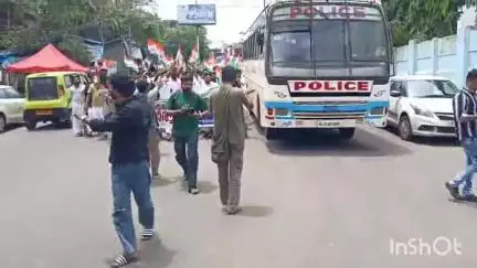 ഏറനാട്: യൂത്ത് കോൺഗ്രസിന്റെ ഡി.എം.ഒ ഓഫീസ് മാർച്ചിൽ സംഘർഷം, പോലിസ് ലാത്തി വീശി, ജല പീരങ്കി പ്രയോഗിച്ചു